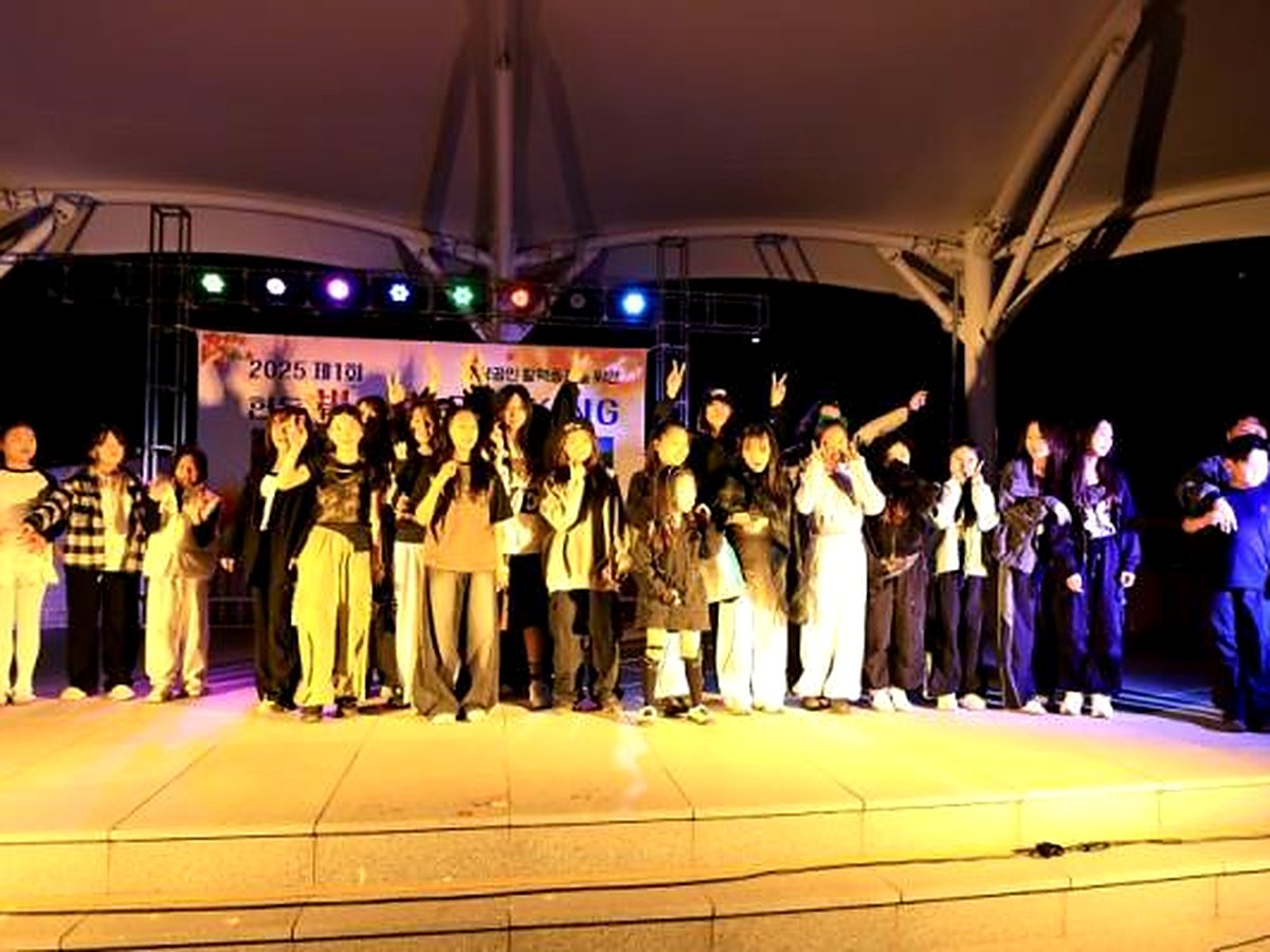 제1회 현동 별이 빛나는 밤에 BUSKING — 출연진이 무대 위에서 관객에게 인사하고 있다